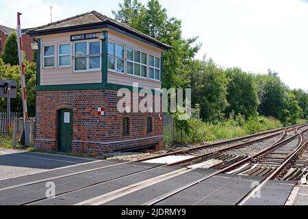 Monaci Siding Signal box a Great Sankey, a ovest di Warrington, verso la centrale elettrica a carbone Fiddlers Ferry, Cheshire, Inghilterra, UK, WA5 1AR Foto Stock