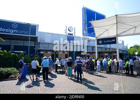 I tifosi passano attraverso i controlli di sicurezza come arrivano prima del giorno uno del terzo LV= Insurance Test Series Match allo stadio Emerald Headingley di Leeds. Data foto: Giovedì 23 giugno 2022. Foto Stock