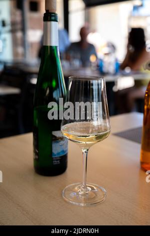 Bere txakoli o Chacolí vino bianco leggermente frizzante molto secco prodotto nei Paesi Baschi spagnoli, servito nel ristorante di Getaria pescatore Foto Stock