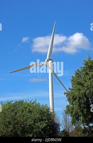 EWT turbina eolica singola, Gemini, M62, parco commerciale, Warrington, costruita a Hoogland, Paesi Bassi, generazione di elettricità pulita Foto Stock