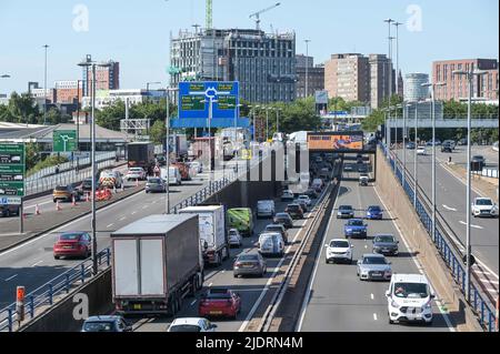 Birmingham, Inghilterra, 23 giugno 2022. Il traffico pesante sulla A38M Aston Expressway di Birmingham giovedì mattina - la città delle Midlands di Birmingham è stata colpita da un'ora di punta molto trafficata mentre il giorno 2 degli scioperi ferroviari ha colpito la Gran Bretagna giovedì 23 giugno. Le riprese aeree del centro della città mostravano ingorghi stradali che entravano in città, mentre i treni della West Midlands Railway erano inutilizzati al deposito ferroviario Soho TMD di Smethwick. Una barca sul canale che viaggiava a 4 km/h stava andando più veloce dei treni parcheggiati nelle vicinanze. L'Unione RMT sta spingendo per un aumento dei salari del 7% su tutti i fronti. PIC by: Stop premere Media / Alamy Live N Foto Stock