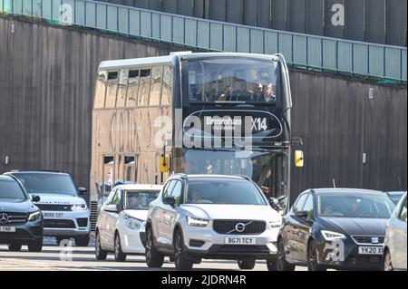 Birmingham, Inghilterra, 23 giugno 2022. Il traffico pesante sulla A38M Aston Expressway di Birmingham giovedì mattina - la città delle Midlands di Birmingham è stata colpita da un'ora di punta molto trafficata mentre il giorno 2 degli scioperi ferroviari ha colpito la Gran Bretagna giovedì 23 giugno. Le riprese aeree del centro della città mostravano ingorghi stradali che entravano in città, mentre i treni della West Midlands Railway erano inutilizzati al deposito ferroviario Soho TMD di Smethwick. Una barca sul canale che viaggiava a 4 km/h stava andando più veloce dei treni parcheggiati nelle vicinanze. L'Unione RMT sta spingendo per un aumento dei salari del 7% su tutti i fronti. PIC by: Stop premere Media / Alamy Live N Foto Stock