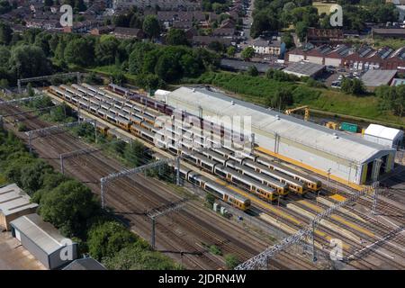 Birmingham, Inghilterra, 23 giugno 2022. Deposito ferroviario Soho TMD a Smerwick - la città delle Midlands di Birmingham è stata colpita da un'ora di punta molto intensa, mentre il giorno 2 degli scioperi ferroviari ha colpito la Gran Bretagna giovedì 23 giugno. Le riprese aeree del centro della città mostravano ingorghi stradali che entravano in città, mentre i treni della West Midlands Railway erano inutilizzati al deposito ferroviario Soho TMD di Smethwick. Una barca sul canale che viaggiava a 4 km/h stava andando più veloce dei treni parcheggiati nelle vicinanze. L'Unione RMT sta spingendo per un aumento dei salari del 7% su tutti i fronti. Fig. By: Stop Press Media / Alamy Live News Foto Stock