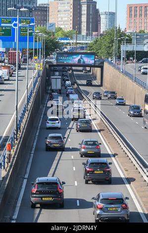 Birmingham, Inghilterra, 23 giugno 2022. Il traffico pesante sulla A38M Aston Expressway di Birmingham giovedì mattina - la città delle Midlands di Birmingham è stata colpita da un'ora di punta molto trafficata mentre il giorno 2 degli scioperi ferroviari ha colpito la Gran Bretagna giovedì 23 giugno. Le riprese aeree del centro della città mostravano ingorghi stradali che entravano in città, mentre i treni della West Midlands Railway erano inutilizzati al deposito ferroviario Soho TMD di Smethwick. Una barca sul canale che viaggiava a 4 km/h stava andando più veloce dei treni parcheggiati nelle vicinanze. L'Unione RMT sta spingendo per un aumento dei salari del 7% su tutti i fronti. PIC by: Stop premere Media / Alamy Live N Foto Stock