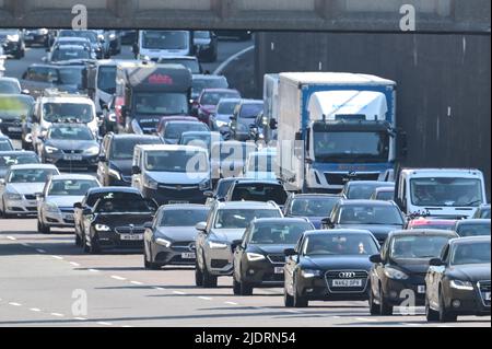 Birmingham, Inghilterra, 23 giugno 2022. Il traffico pesante sulla A38M Aston Expressway di Birmingham giovedì mattina - la città delle Midlands di Birmingham è stata colpita da un'ora di punta molto trafficata mentre il giorno 2 degli scioperi ferroviari ha colpito la Gran Bretagna giovedì 23 giugno. Le riprese aeree del centro della città mostravano ingorghi stradali che entravano in città, mentre i treni della West Midlands Railway erano inutilizzati al deposito ferroviario Soho TMD di Smethwick. Una barca sul canale che viaggiava a 4 km/h stava andando più veloce dei treni parcheggiati nelle vicinanze. L'Unione RMT sta spingendo per un aumento dei salari del 7% su tutti i fronti. PIC by: Stop premere Media / Alamy Live N Foto Stock