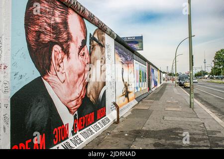 Il Muro di Berlino era una barriera di cemento protetta che divise fisicamente e ideologicamente Berlino dal 1961 al 1989, circondando e separando Foto Stock