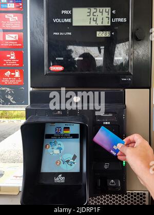 PARIGI, FRANCIA - GIUGNO 2022: Pagamento con carta di credito alla pompa carburante. Foto Stock