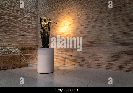 Bronzo della Statua Romana noto come Vittoria Alata (Vittoria alata) nel Museo di Santa Giulia di Brescia, regione Lombardia, Italia settentrionale Foto Stock