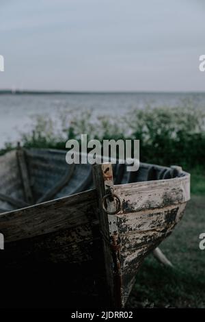 Ein altes Fischerboot liegt am Ufer auf Gotland in Schweden. Ort Kovik Foto Stock