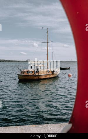 Ein Segelboot aus Holz. Dieses liegt im Meer vor Gotland Foto Stock