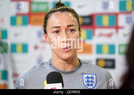 Foto del file datata 21-06-2022 di Lucy Bronze, che è felice il suo futuro club è stato ordinato prima dell'inizio della campagna di quest'estate euro con l'Inghilterra dopo aver scelto un trasferimento a Barcellona per un ritorno a Lione. Data di emissione: Giovedì 23 giugno 2022. Foto Stock