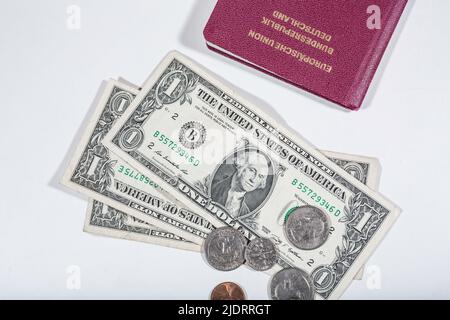 spese di viaggio - passaporto tedesco e dollari Foto Stock