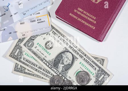 spese di viaggio - passaporto tedesco e dollari Foto Stock