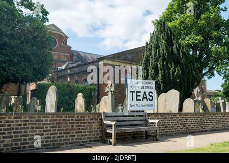 Londra - Maggio 2022: St Anne's Parish Church on Kew Green a Richmond, nel sud-est di Londra Foto Stock