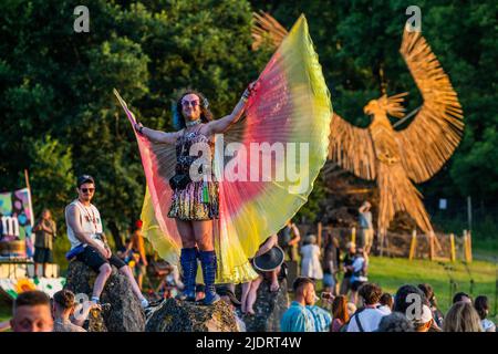 Pilton, Regno Unito. 22nd giugno 2022. La gente attende il tramonto e il rituale pagano di apertura per il festival intorno al cerchio di pietra - il Glastonbury Festival 2022, Worthy Farm. Glastonbury, Credit: Guy Bell/Alamy Live News Foto Stock