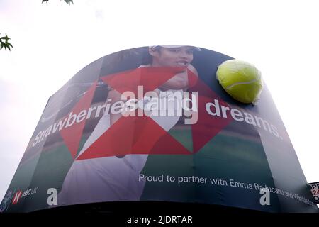 Emma Raducanu presenta sulla pubblicità di HSBC in Wimbledon davanti al campionato di Wimbledon 2022 all'All England Lawn Tennis and Croquet Club, Wimbledon. Data foto: Giovedì 23 giugno 2022. Foto Stock