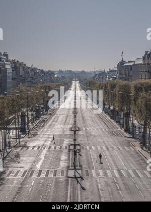 Francia - Parigi (75): Aprile 2020. Terza settimana di confino a causa dell'epidemia di Coronavirus. Qui, il viale degli Champs Elysées visto dal luogo Foto Stock