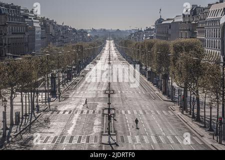 Francia. Parigi (75) Aprile 2020. Terza settimana di confino a causa dell'epidemia di Coronavirus. Qui, il viale degli Champs Elysees visto da Place de l Foto Stock