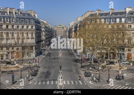 Francia. Parigi (75) Aprile 2020. Terza settimana di confino a causa dell'epidemia di Coronavirus. Qui, l'Avenue de l'Opera visto da Place du Palais Ro Foto Stock