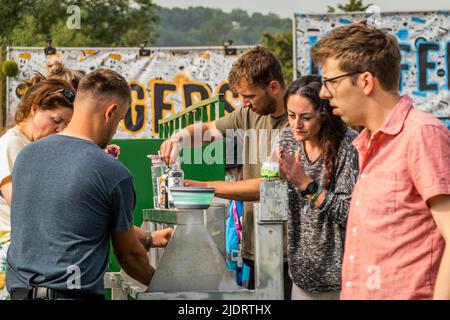 Glastonbury, Regno Unito. 23rd giugno 2022. Morning Wash - il 2022 Glastonbury Festival, Worthy Farm. Credit: Guy Bell/Alamy Live News Foto Stock