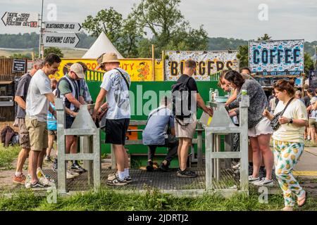 Glastonbury, Regno Unito. 23rd giugno 2022. Morning Wash - il 2022 Glastonbury Festival, Worthy Farm. Credit: Guy Bell/Alamy Live News Foto Stock