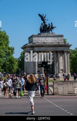 Londra - Maggio 2022: Wellington Arch e la folla di persone in luminosa giornata estiva a Londra Foto Stock