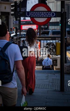 Londra - Maggio 2022: Shopping su London Street a Knightsbridge in vista della stazione della metropolitana Foto Stock