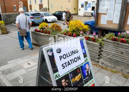 Axminster, Devon, Regno Unito. 23rd giugno 2022. Gli elettori entrano in un seggio elettorale presso la Guild Hall di Axminster a Devon per votare a favore delle elezioni parlamentari per la circoscrizione di Tiverton e Honiton. Picture Credit: Graham Hunt/Alamy Live News Foto Stock