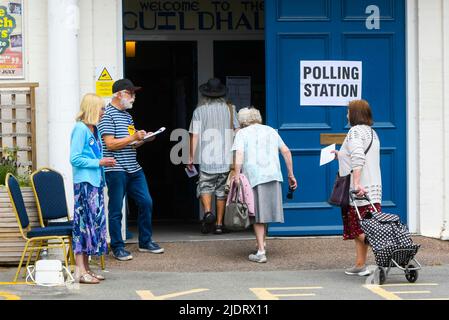Axminster, Devon, Regno Unito. 23rd giugno 2022. Gli elettori entrano in un seggio elettorale presso la Guild Hall di Axminster a Devon per votare a favore delle elezioni parlamentari per la circoscrizione di Tiverton e Honiton. Picture Credit: Graham Hunt/Alamy Live News Foto Stock