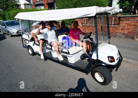 Un membro dello staff del Yorkshire County Cricket Club trasporta i tifosi a terra in un buggy di golf prima del giorno uno del terzo LV= Insurance Test Series Match allo stadio Emerald Headingley di Leeds. Data foto: Giovedì 23 giugno 2022. Foto Stock