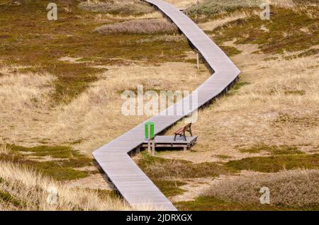 Area di riposo su un percorso attraverso le dune Foto Stock