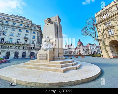 Il monumento moderno ai Martiri nazionali (vittime del Terrore Rosso) in Piazza Vertanuk con edificio del Parlamento sullo sfondo, Budapest, Ungheria Foto Stock