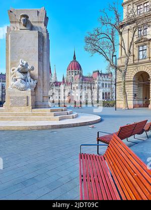 La linea di panchine di fronte al Monumento dei Martiri nazionali in Piazza Vertanuk, Budapest, Ungheria Foto Stock