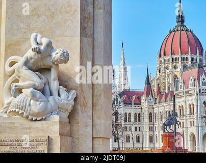 La scultura di uomo uccidendo drago dei Martiri nazionali Monumento (vittime del Terrore Rosso) in Piazza Vertanuk di fronte al gotico edificio ungherese Foto Stock