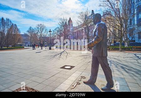 BUDAPEST, UNGHERIA - 27 FEB 2022: Il Monumento a Ronald Reagan in Piazza della libertà con edifici storici sullo sfondo, il 27 feb a Budapest Foto Stock