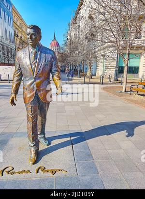 BUDAPEST, UNGHERIA - 27 FEB 2022: Il Monumento a Ronald Reagan in Piazza della libertà con cupola gotica del Parlamento sullo sfondo, il 27 feb a Budapest Foto Stock