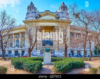 Il Memoriale di bronzo dei rivoluzionari del 1848 di fronte al Palazzo di Scambio in Piazza della libertà, Budapest, Ungheria Foto Stock