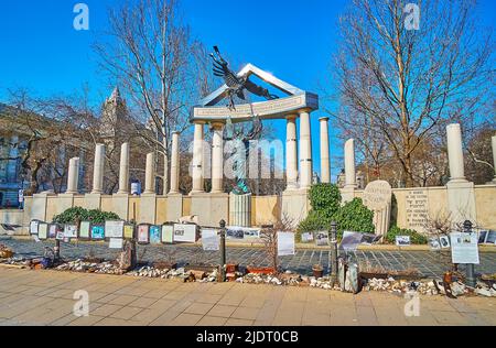 BUDAPEST, UNGHERIA - 27 FEBBRAIO 2022: Il memoriale moderno delle vittime dell'occupazione tedesca, situato in Piazza della libertà, il 27 febbraio a Budapest Foto Stock