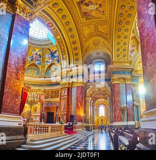 BUDAPEST, UNGHERIA - 27 FEBBRAIO 2022: La Cattedrale di Santo Stefano è uno dei più bei monumenti architettonici della città, il 27 febbraio a Budapest Foto Stock