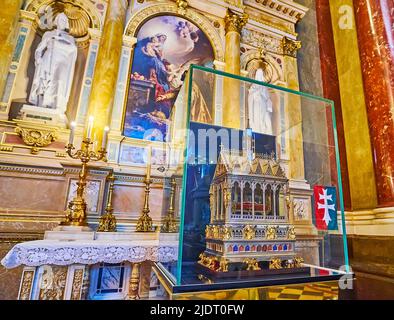 BUDAPEST, UNGHERIA - 27 FEB 2022: Il Reliquiario della Santa destra (Szent Jobb) è la reliquia più venerata in Ungheria, situata nel Catedr di Santo Stefano Foto Stock