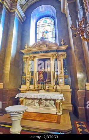 BUDAPEST, UNGHERIA - 27 FEB 2022: La piccola cappella con Reliquiario del Boldog Gizella Kiralyne (Beata Regina Gizella) nella Cattedrale di Santo Stefano, il feb Foto Stock