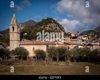 Vista panoramica del villaggio alpino di Villars-sur-Var nella provincia Alpes-Maritimes di Francia con la sua imponente chiesa e campanile Foto Stock