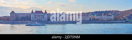 Panorama di Muegyetem argine del Danubio con edifici dell'Università di Corvinus e Gellert Thermal Baths and Hotel, Budapest, Ungheria Foto Stock