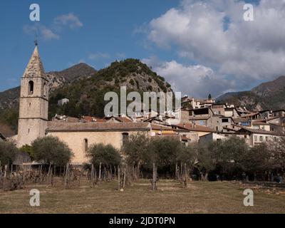 Vista panoramica del villaggio alpino di Villars-sur-Var nella provincia Alpes-Maritimes di Francia con la sua imponente chiesa e campanile Foto Stock