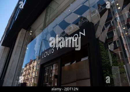 Londra - Maggio 2022: Louis Vuitton negozio su Sloane Street a Knightsbridge Foto Stock