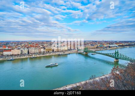 Il paesaggio panoramico sul Ponte della libertà attraverso il Danubio con il quartiere di Pest sullo sfondo, vista dal Colle Gellert, Budapest, Ungheria Foto Stock