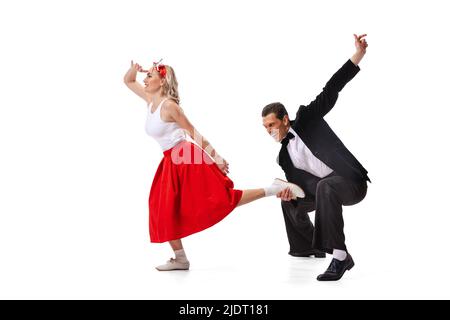 Stupito giovane uomo e donna in stile retrò abiti ballando lindy hop isolato su sfondo bianco. Arte, musica, moda, concetto di stile Foto Stock