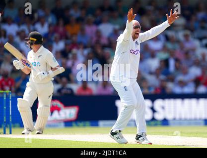 L'Inghilterra Jack Leach (a destra) festeggia dopo aver preso il cazzo del Will Young della Nuova Zelanda durante il giorno uno del terzo LV= Insurance Test Series Match all'Emerald Headingley Stadium di Leeds. Data foto: Giovedì 23 giugno 2022. Foto Stock