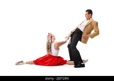 Stupito giovane uomo e donna in stile retrò abiti ballando lindy hop isolato su sfondo bianco. Arte, musica, moda, concetto di stile Foto Stock