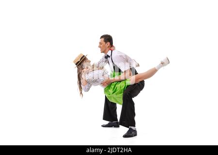 Coppia espressiva di ballerini in abiti d'epoca in stile retrò danza sociale isolato su sfondo bianco. Arte, musica, moda, concetto di stile Foto Stock